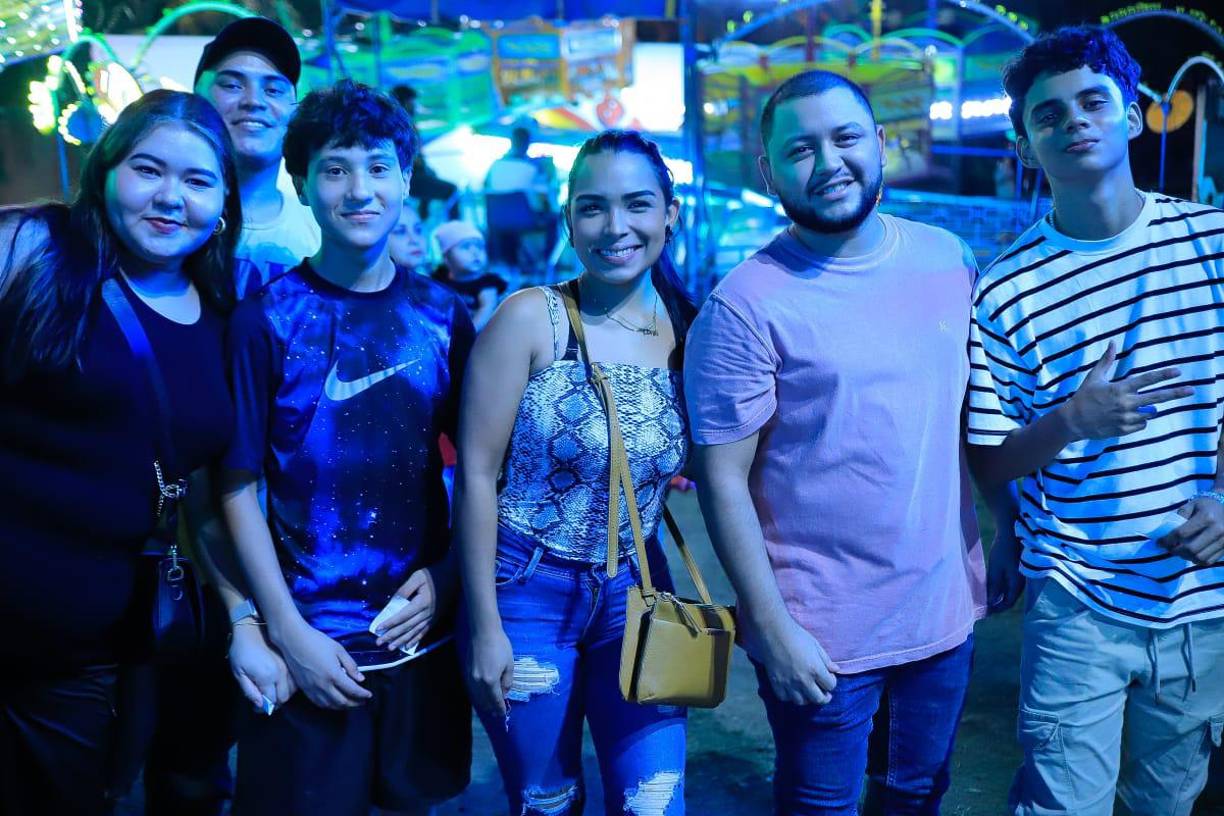 Esta familia llegó a disfrutar de los juegos mecánicos.