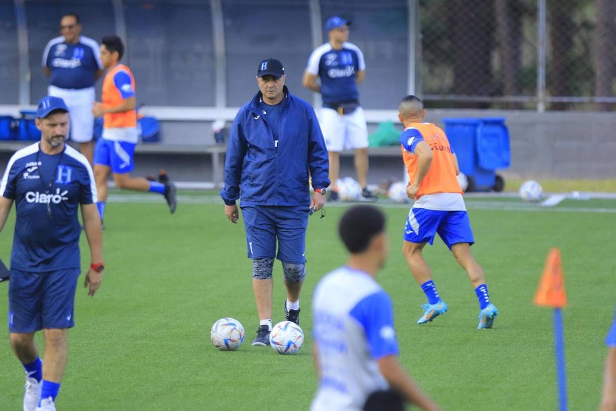Diego Vázquez siguió de cerca el primer entrenamiento del año de la Selección de Honduras.
