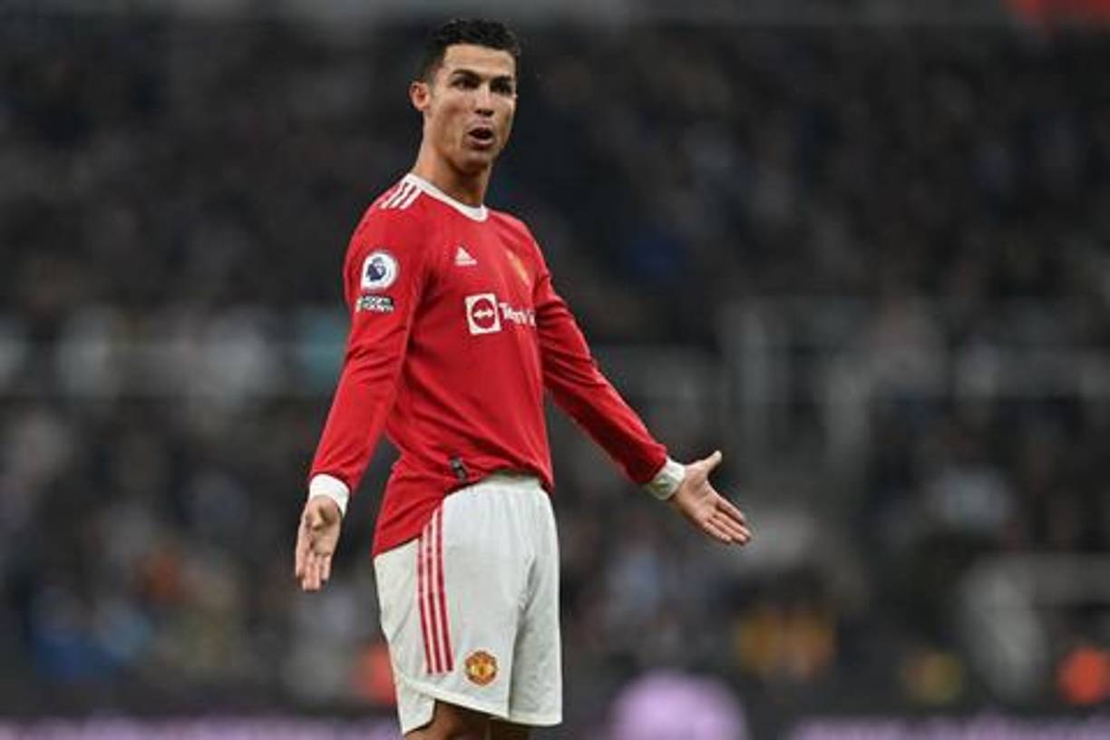 Según ESPN de Reino Unido, en las próximas horas habrá sobre la mesa de los dirigentes de Manchester United una oferta formal por parte del Chelsea por Cristiano Ronaldo.