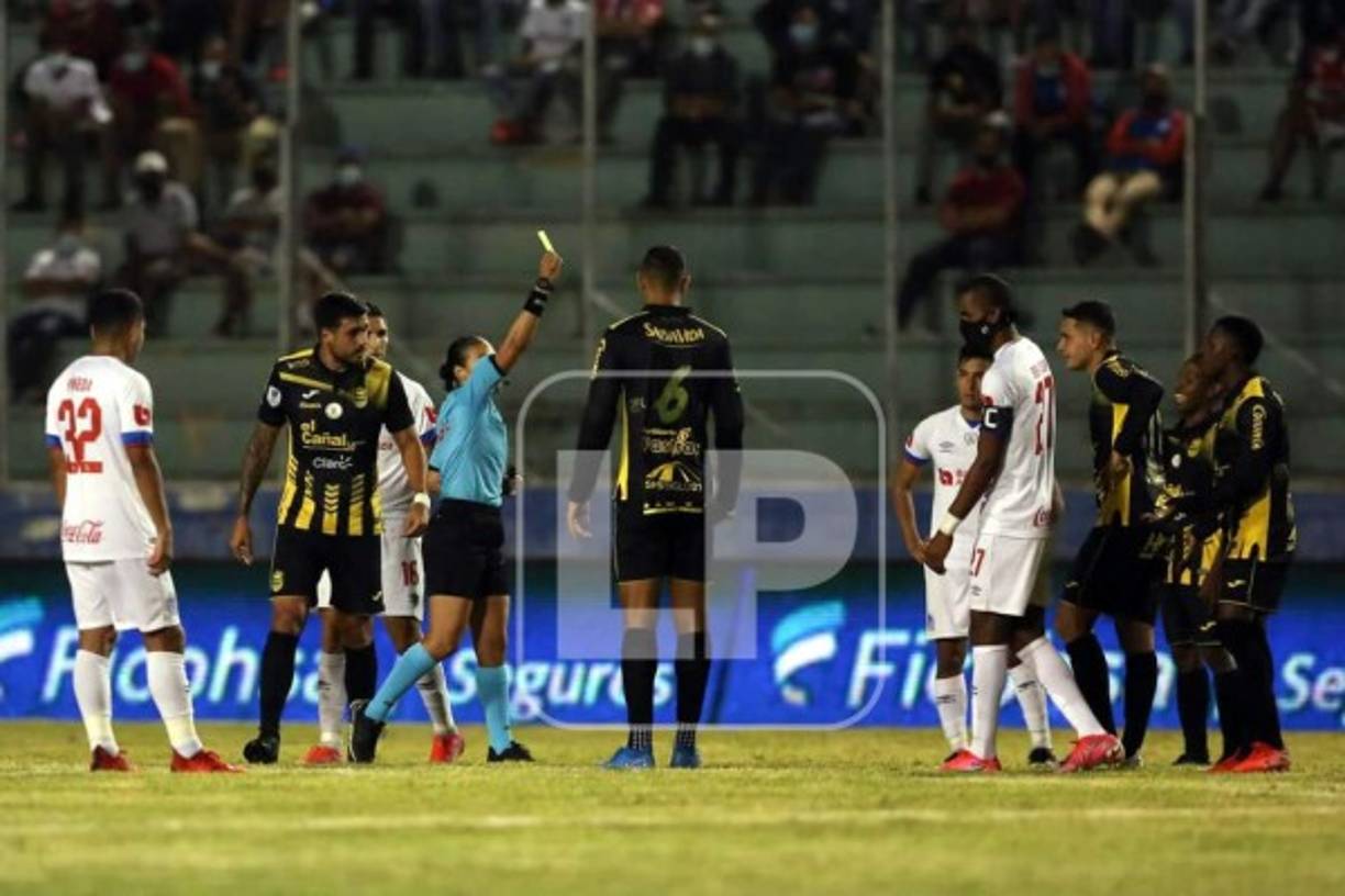 La árbitro hondureña Melissa Pastrana le muestra tarjeta amarilla a Devron García tras una bronca entre jugadores de ambos equipos.