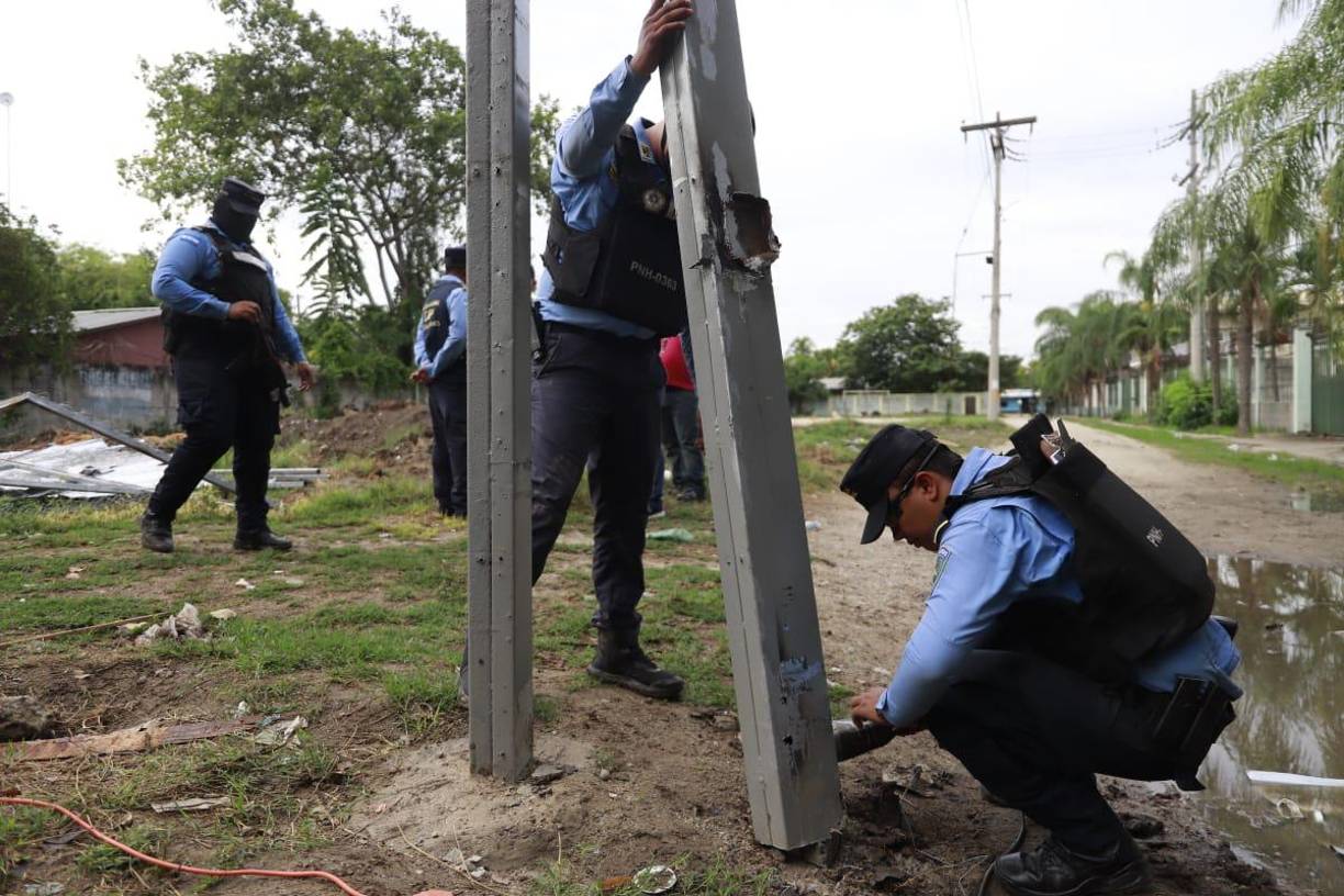 Cientos de policías madrugaron hoy a saturar la zona de El Tronconal en Rivera Hernández centro para destruir portones y trancas instalados por Los Tercereños, una de las pandillas locales.