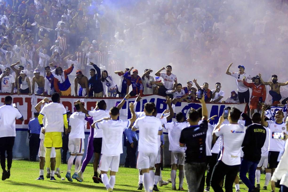 Eso sí, los jugadores del Olimpia festejaron con sus aficionados dando una vuelta olímpica por el estadio Ceibeño.