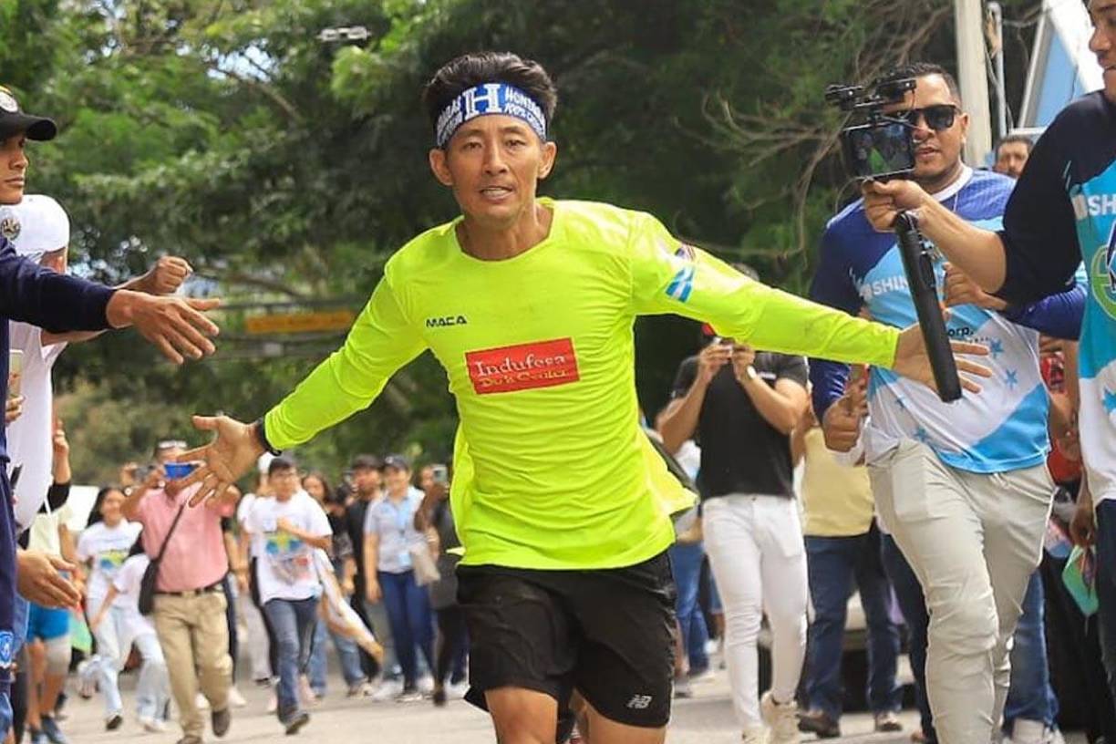 Más de 400 personas arribaron la frontera del Poy para recibir a Shin Fujiyama en su llegada a Honduras tras 106 días de haber comenzado su reto de 3,000 kilómetros. Fotos: Melvin Cubas