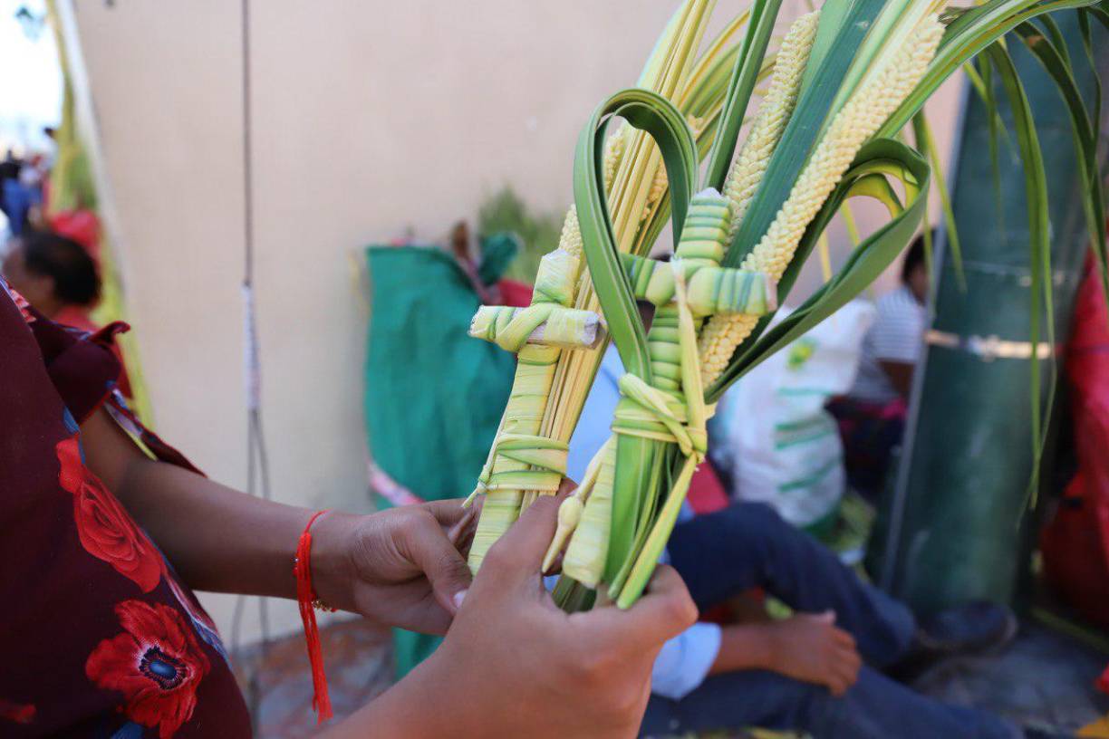 También son testigos de la confección de hermosas alfombras a base de serrín de pino, con imágenes en vivos colores alusivas a la pasión y muerte de Cristo en las que participan decenas de mujeres, hombres y niños, voluntarios.