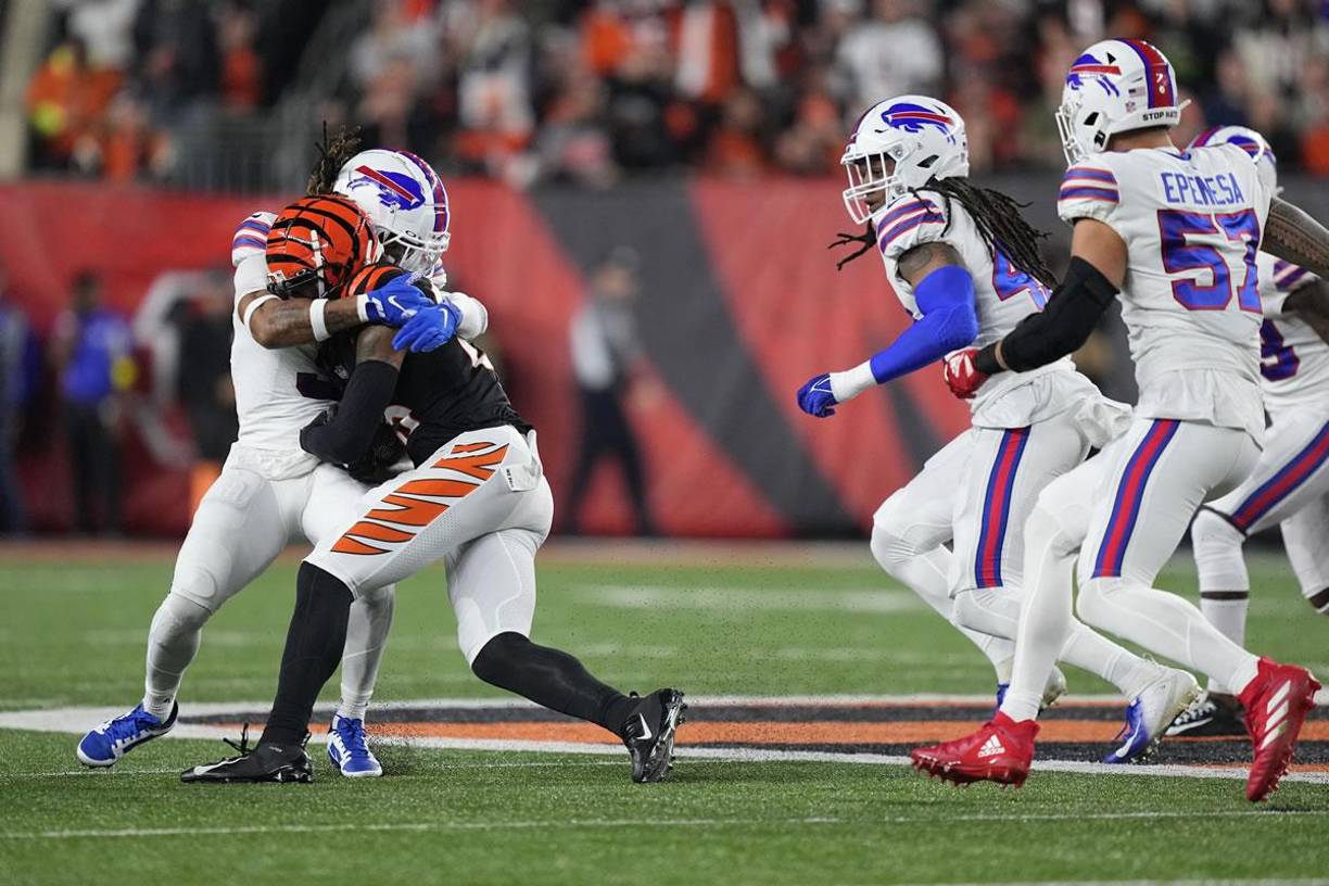 Damar Hamlin protagonizó una tacleada a Tee Higgins, jugador de los Cincinnati Bengals, durante el partido del Monday Night Football de la NFL.