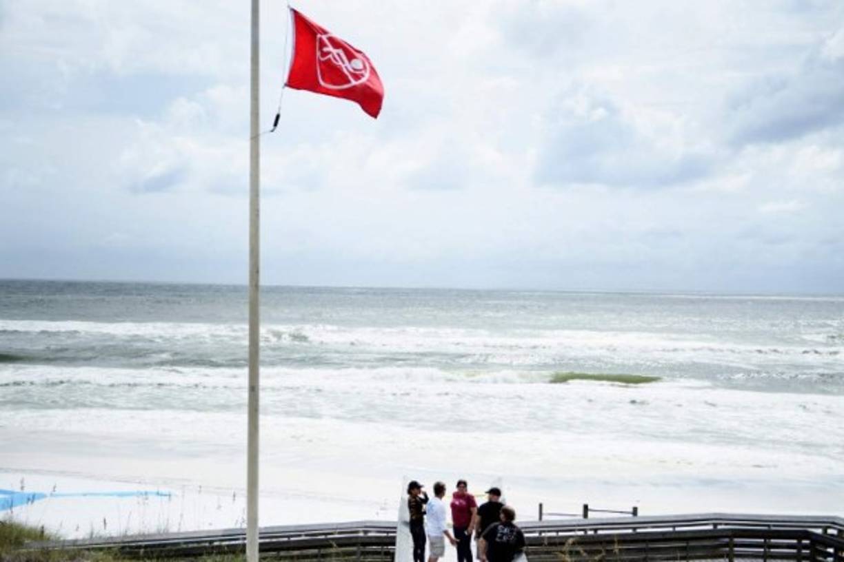 El huracán de categoría 2 avanzaba hacia Florida a poco menos de 20 km/hora con vientos máximos sostenidos de 155 km/hora sobre el Golfo de México, y ubicándose a 635 km al sur de la ciudad floridana de Panama City, que recibirá el impacto directo de Michael el miércoles a primera hora de la tarde.