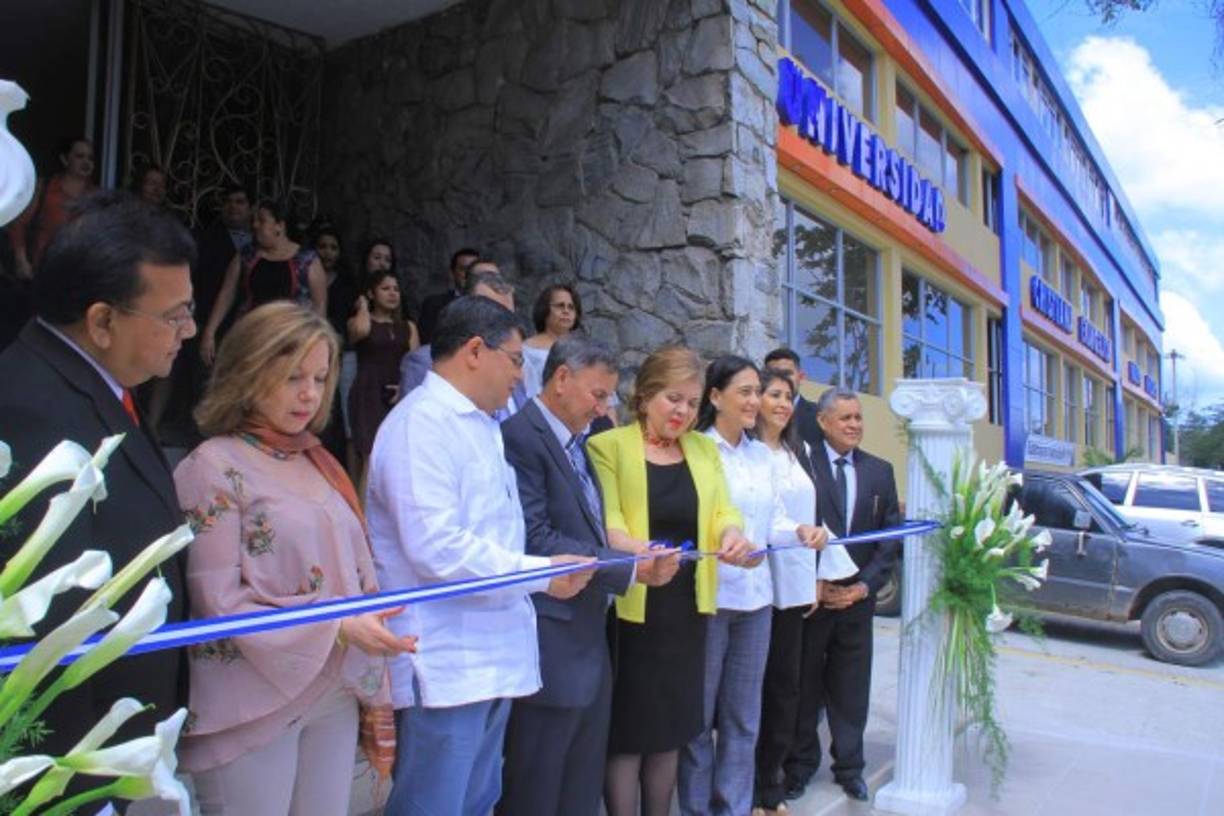 Las autoridades realizaron el corte de cinta en medio de gran solemnidad.