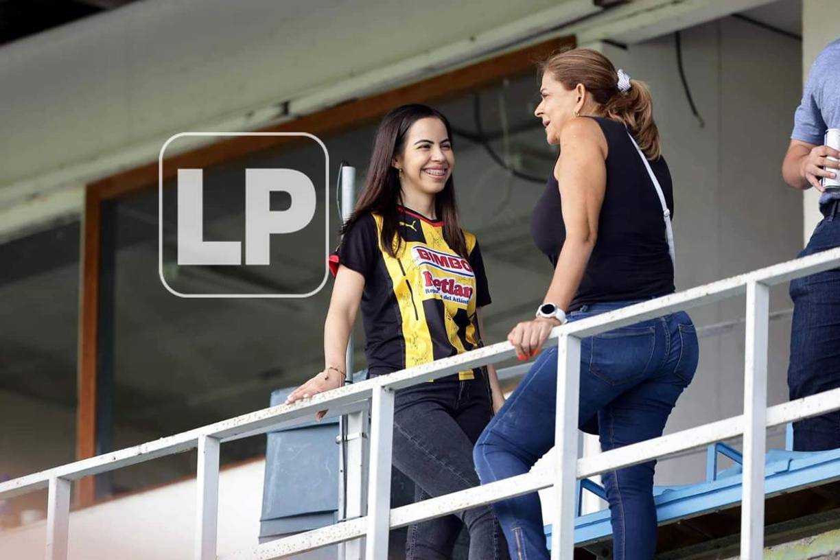 Estas aficionadas estuvieron muy entretenidas en el palco del Morazán.