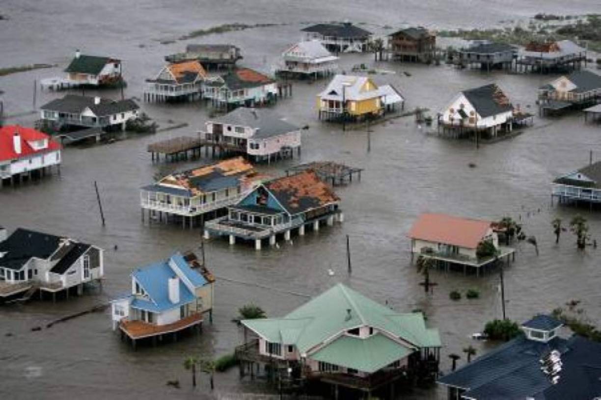 RITA (2005)<br/>Un mes después de Katrina, el Golfo de México volvió a ser golpeado cuando el huracán Rita entró a Texas y Mississippi durante la noche del 24-25 de septiembre, dejando 10 muertos.<br/>Las autoridades evacuaron a casi tres millones de personas en el recorrido de Rita, un proceso en el que murieron otras 24 personas.<br/>Nueva Orleans sufrió nuevas inundaciones en zonas que habían quedado desiertas tras Katrina. En los Cayos de Florida, el nivel del mar subió 1,5 metros.<br/>