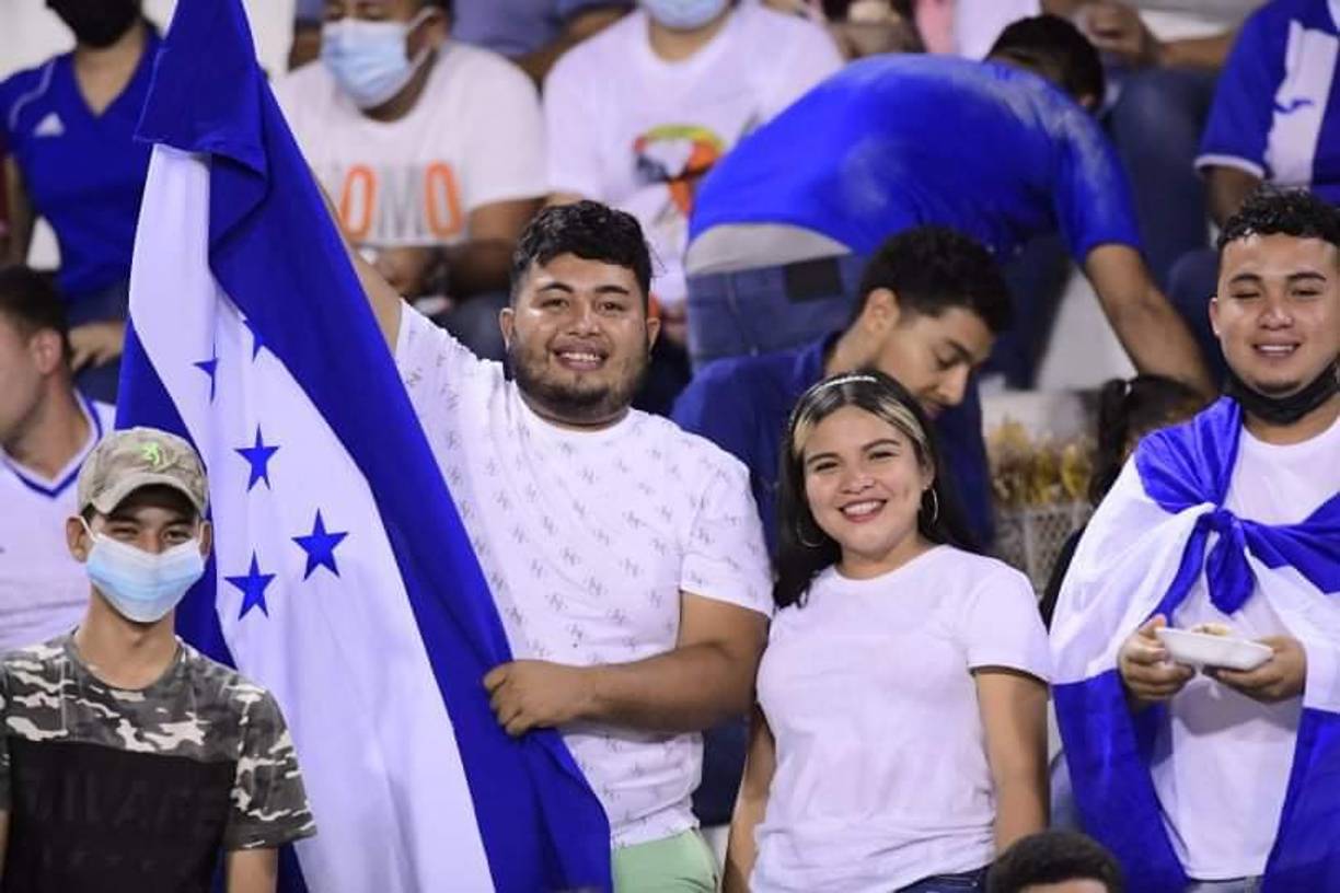 Bellas chicas, tía de seleccionado roba miradas y el gris ambiente en el Honduras-Canadá en el Olímpico