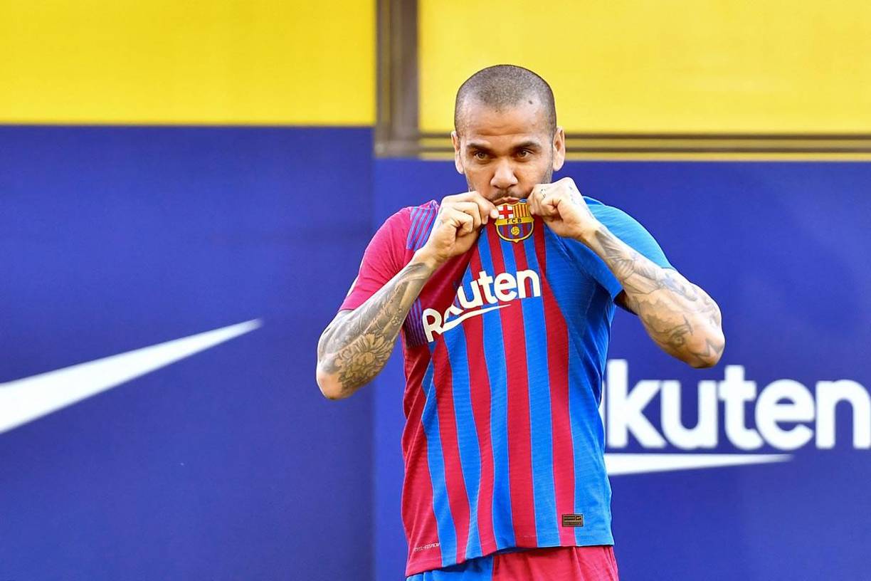 Tras su llegada al Barcelona, Xavi Hernández pidió el fichaje de Dani Alves y el Barcelona lo consiguió. El lateral brasileño volvió hace unos días al club culé ya que Sergiño Dest no convence al entrenador. Pero Alves podrá jugar de manera oficial hasta enero.