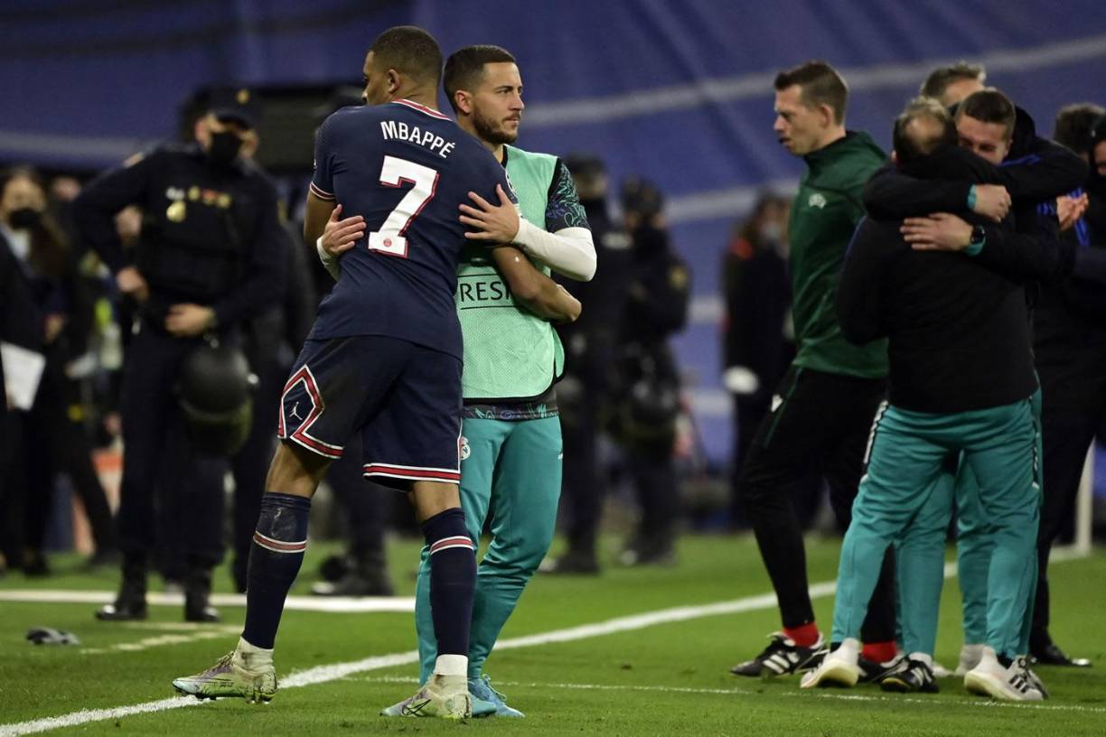 Eden Hazard también se acercó a saludar a Kylian Mbappé.