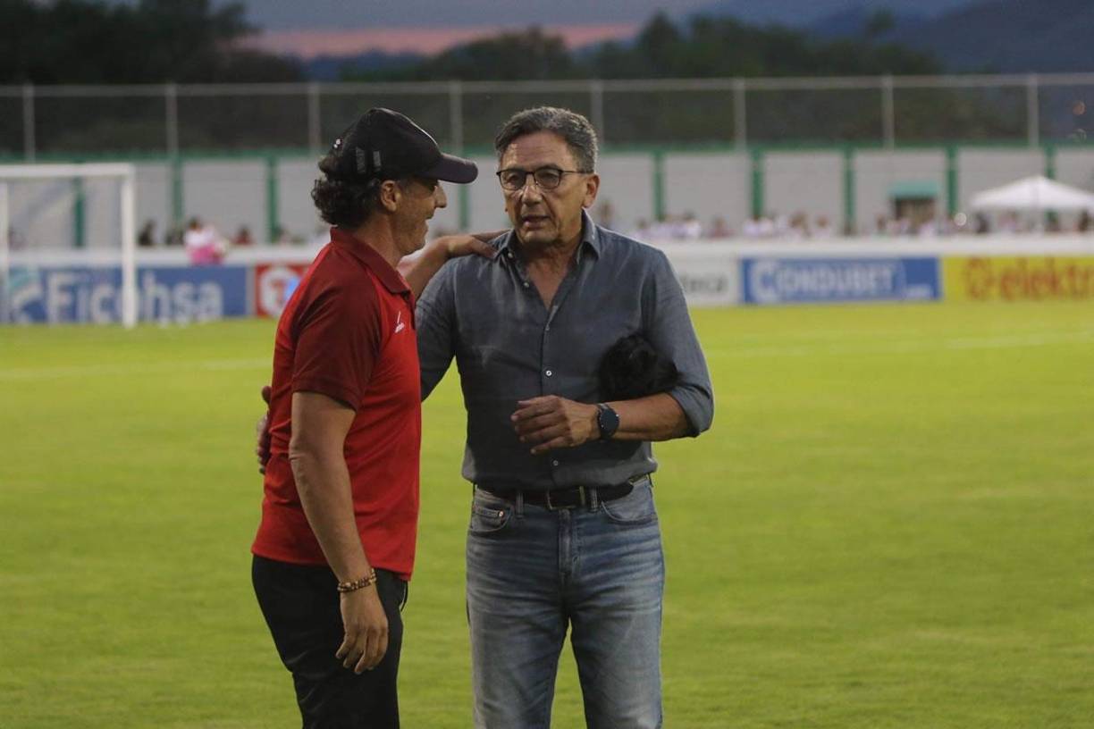 El afectuoso saludo entre Pedro Troglio y Salomón Nazar antes del inicio del partido.