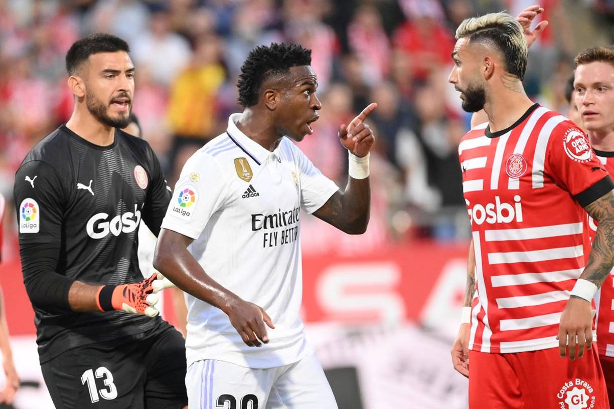 Vinicius tuvo una bronca con Taty Castellanos en el primer tiempo.