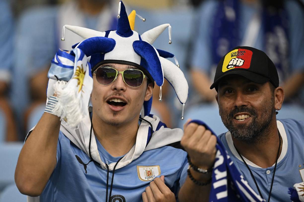 Los uruguayos no se quedaron atrás con sus banderas, playeras y gorros.