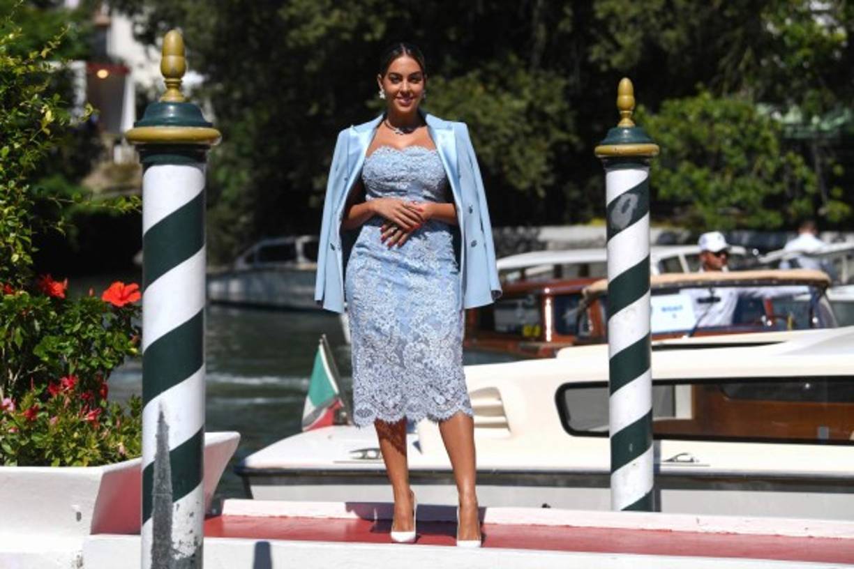 Para esta edición del prestigioso evento de cine, Georgina se decantó por un diseño la colección Pre Fall 2021 de Ermanno Scervino.