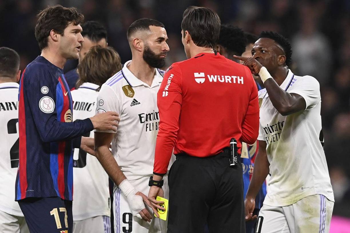 Vinicius le reclamó al árbitro y lo señaló con el dedo muy cerca de la cara. Se salvó de la segunda amarilla.