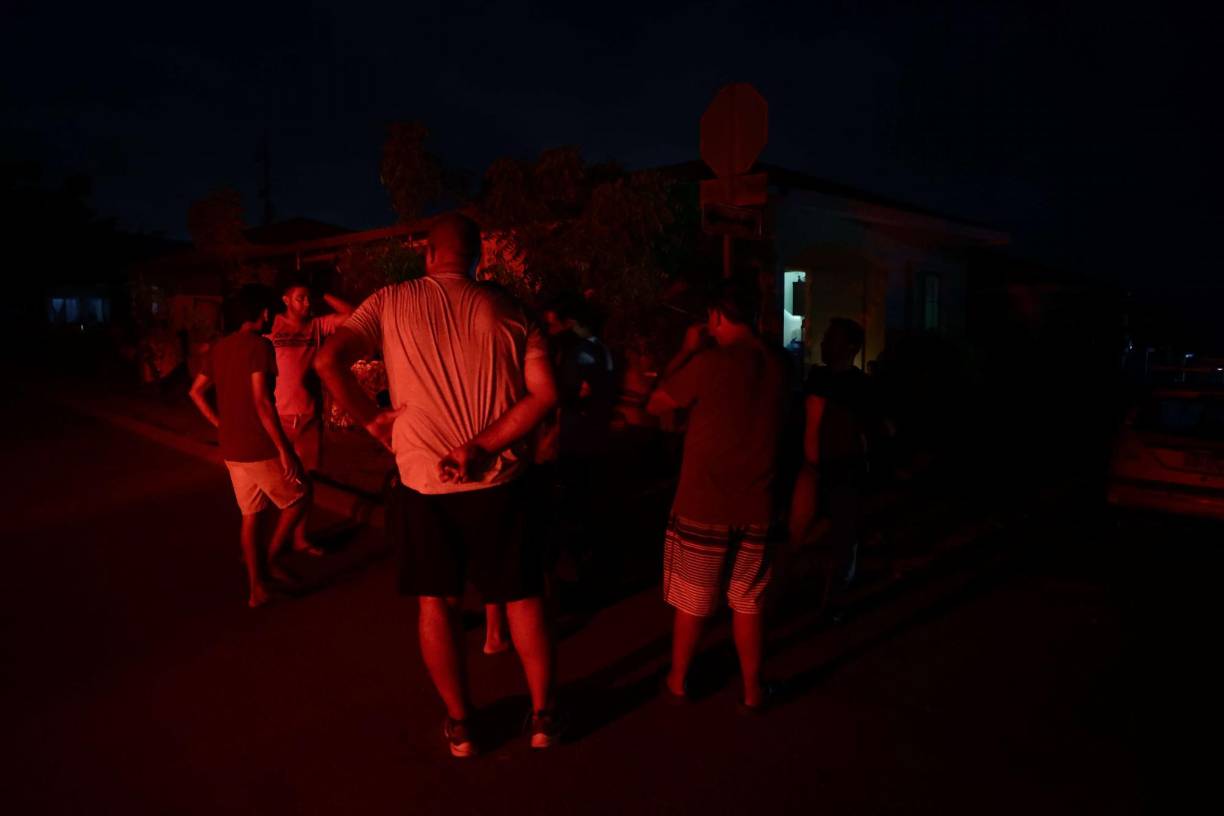 En todo el pasaje principal se miran y escuchan plantas eléctricas, esto permite a unos pocos privilegiados continuar con energía. Los vecinos relatan que muchas familias han decidido abandonar la residencial desde hace días, yendo a hoteles u otras viviendas familiares para huir de la crisis.