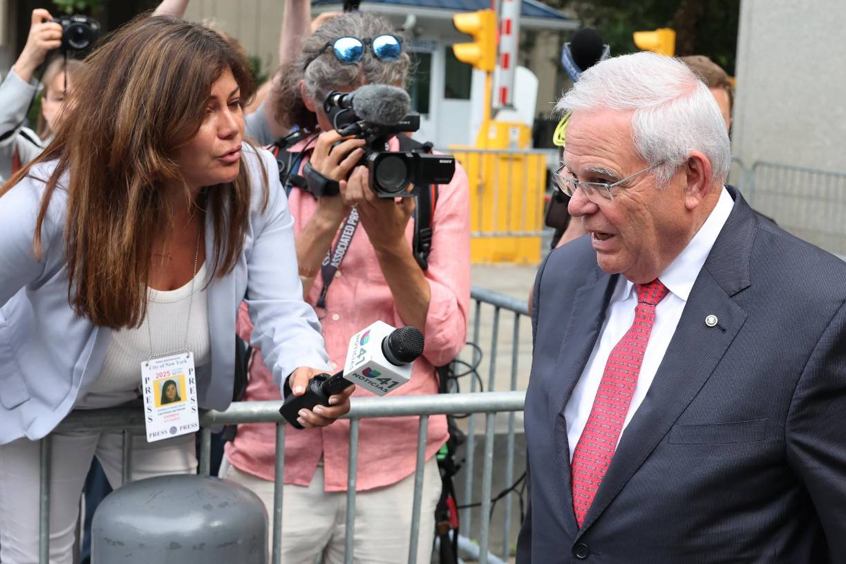 Según los fiscales, Menéndez, de 70 años, y su esposa, Nadine Arslanian, recibieron decenas de miles de dólares, lingotes de oro y un automóvil de lujo descapotable Mercedes, entre otras prebendas.