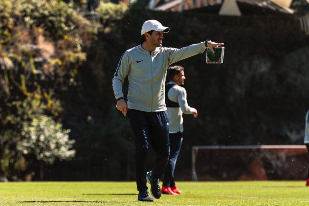 Bruno Marioni: Exgoleador argentino que hoy se desempeña como entrenador y que actualmente se encuentra sin equipo. Como DT dirigió a los Pumas y Venados de México.