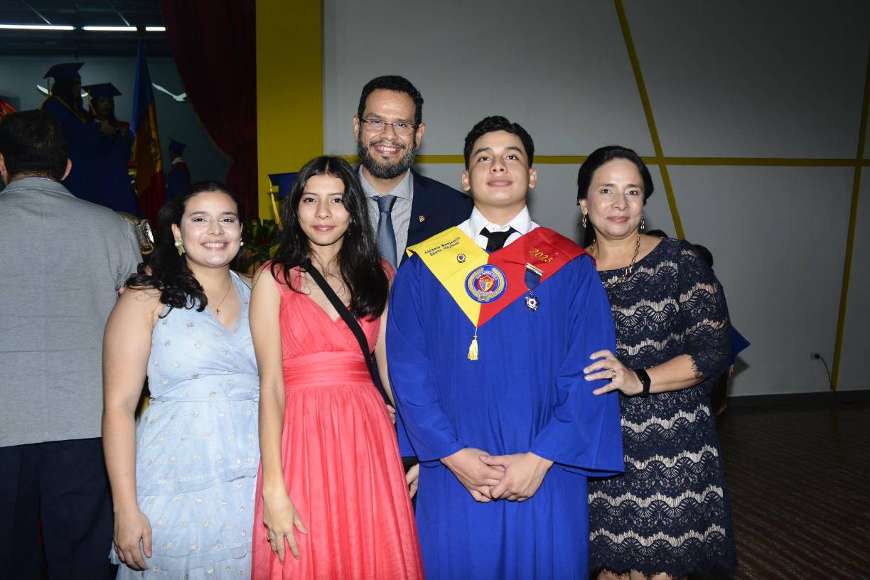 Alina, Alessandra, Gerardo, Alessio y Karina Sáenz