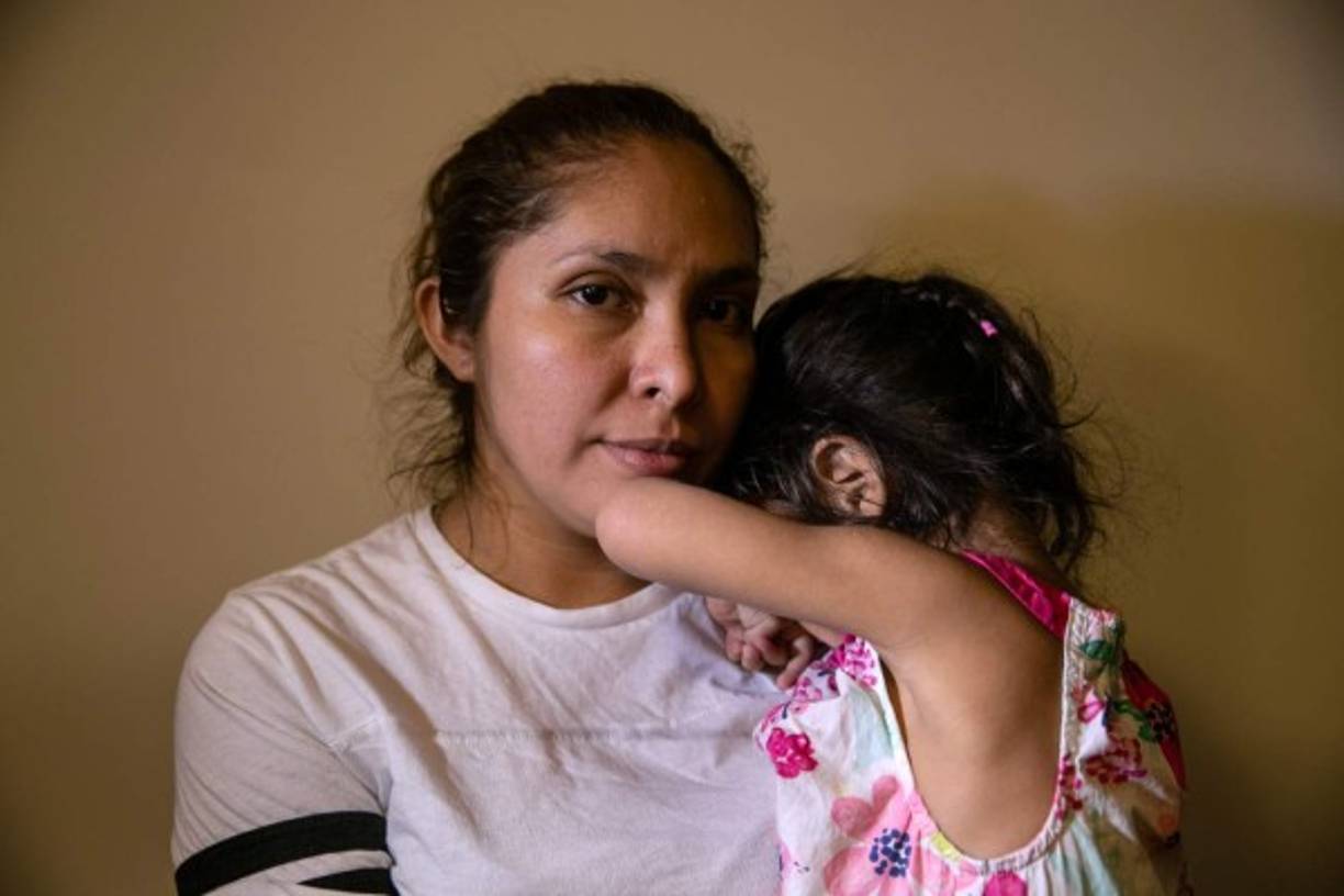 La joven y su madre están tratando de forjarse una vida mientras esperan su destino en Estados Unidos. AFP