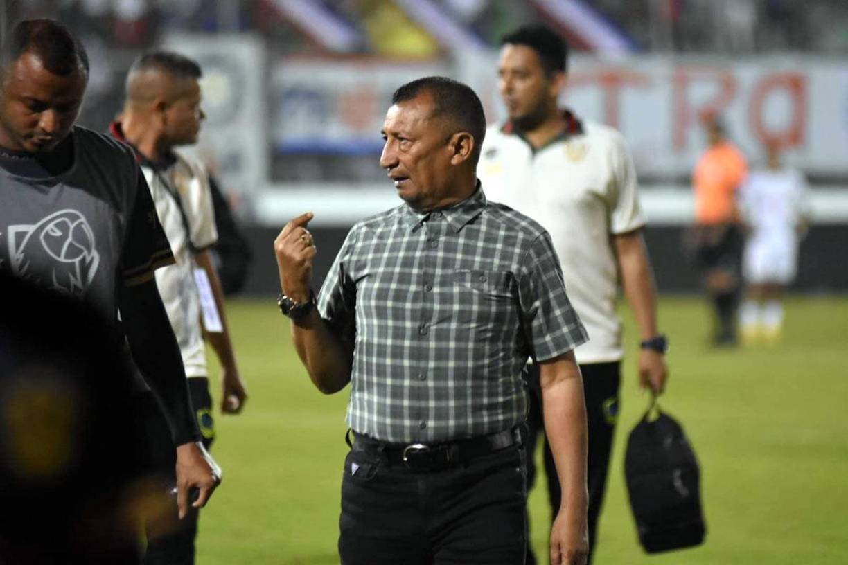 El entrenador del Olancho FC, Humberto Rivera, charlando con Carlos Ovidio Lanza, quien ingresó en el segundo tiempo del juego.
