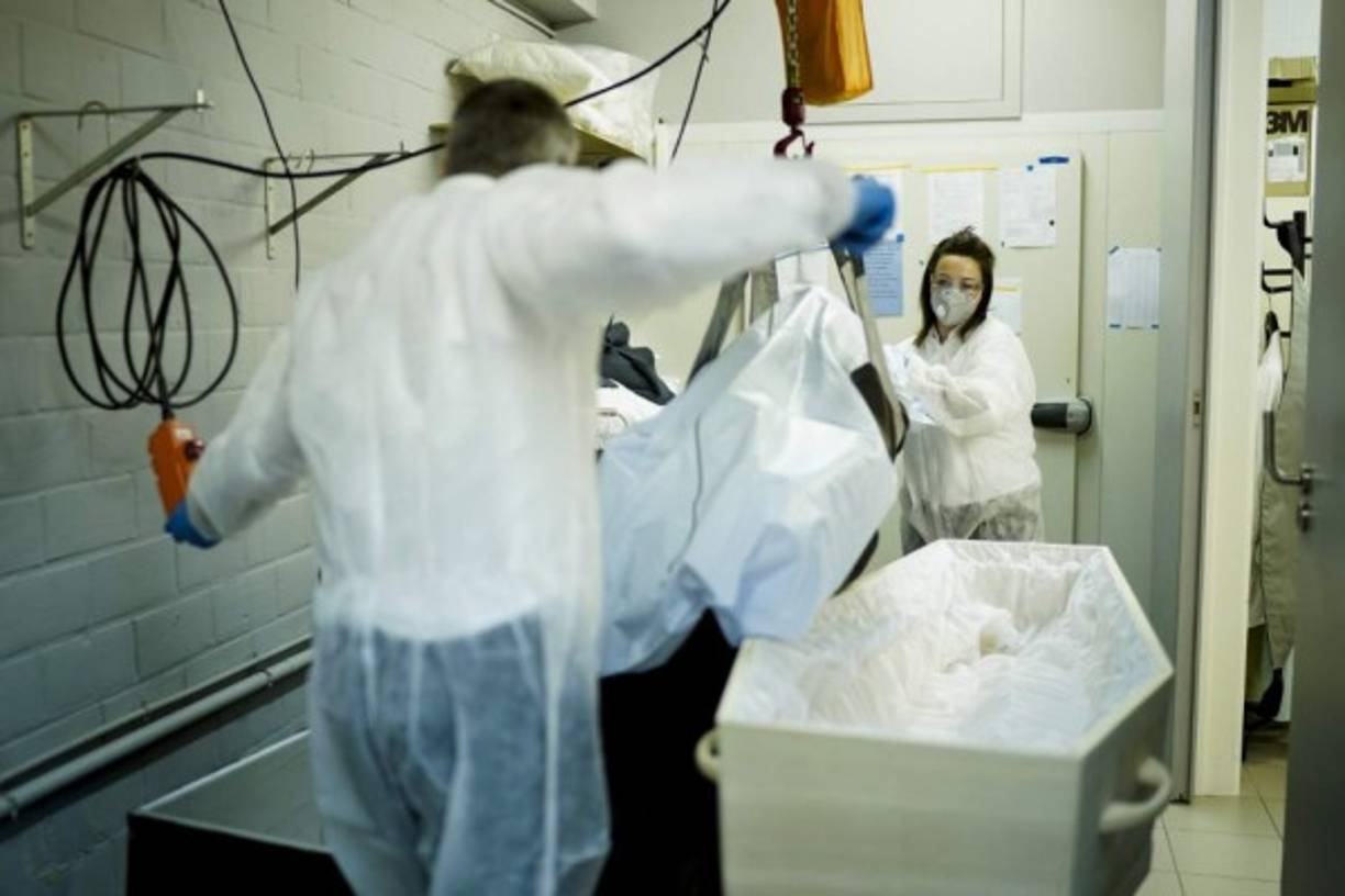 Incluso una persona fallecida puede seguir siendo infecciosa, por lo que los empleados funerarios deben tomar precauciones, como hacen en esta funeraria en Bélgica.