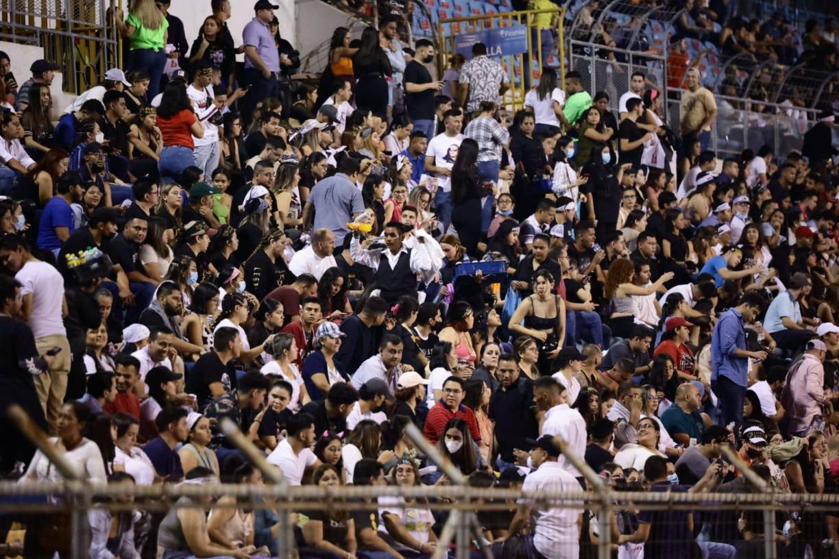 Las graderías del estadio se empiezan a colmar para presenciar el concierto en la gira de despedida del cantante.