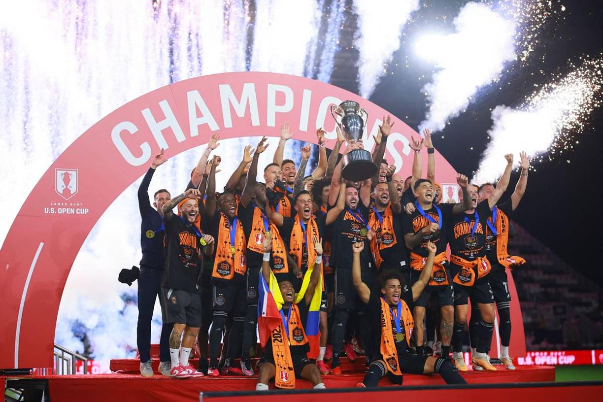 Los jugadores del Houston Dynamo celebrando con el trofeo de campeones de la US Open Cup.