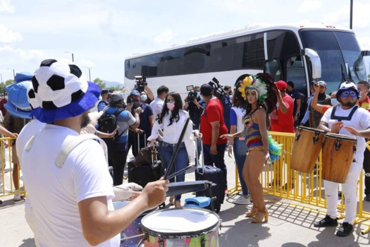 Patrocinadores de la Fenafuth se encargaron de hacerle una despedida a la Sub-23 de Honduras que partió rumbo a Tokio....<br/>