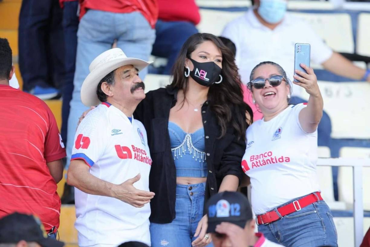 Algunos aficionados le pidieron una fotografía a Sirey Morán y ella accedió sin problemas.