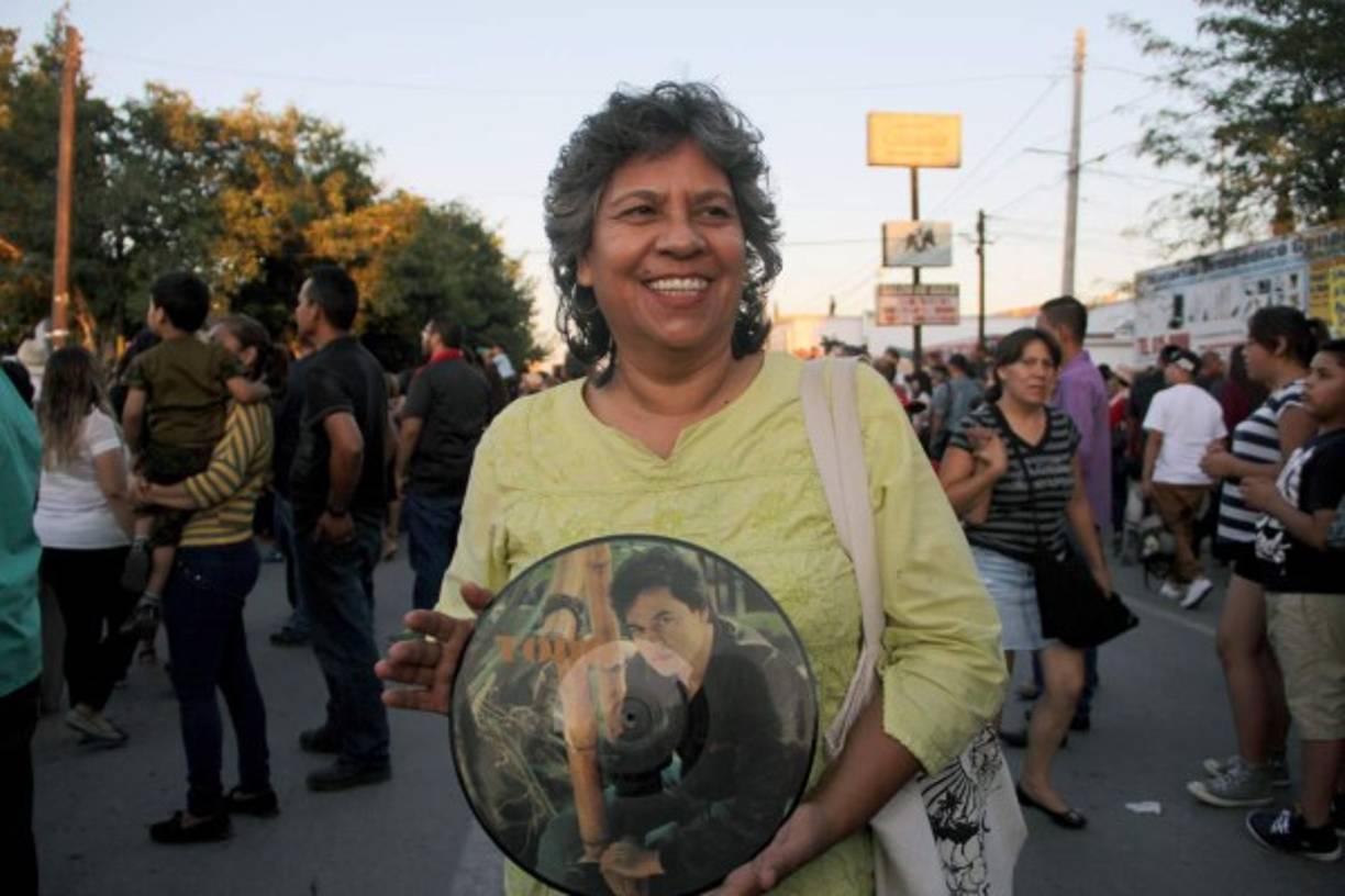 Esta fan se siente muy contenta al rendirle tributo a su ídolo.