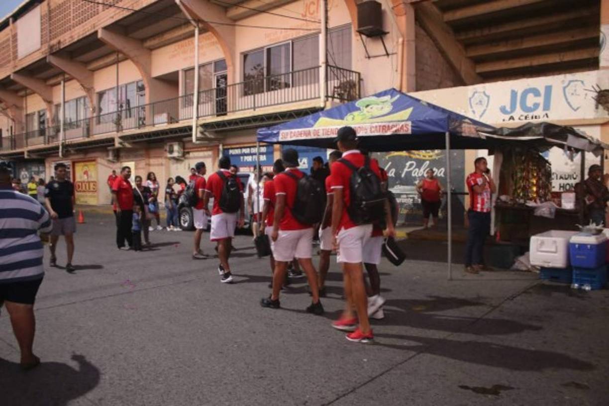 La plantilla del Vida hizo su arribo caminando al estadio Municipal Ceibeño por lo que dicha acción sorprendió a sus propios seguidores. El club cocotero demostró su humildad.