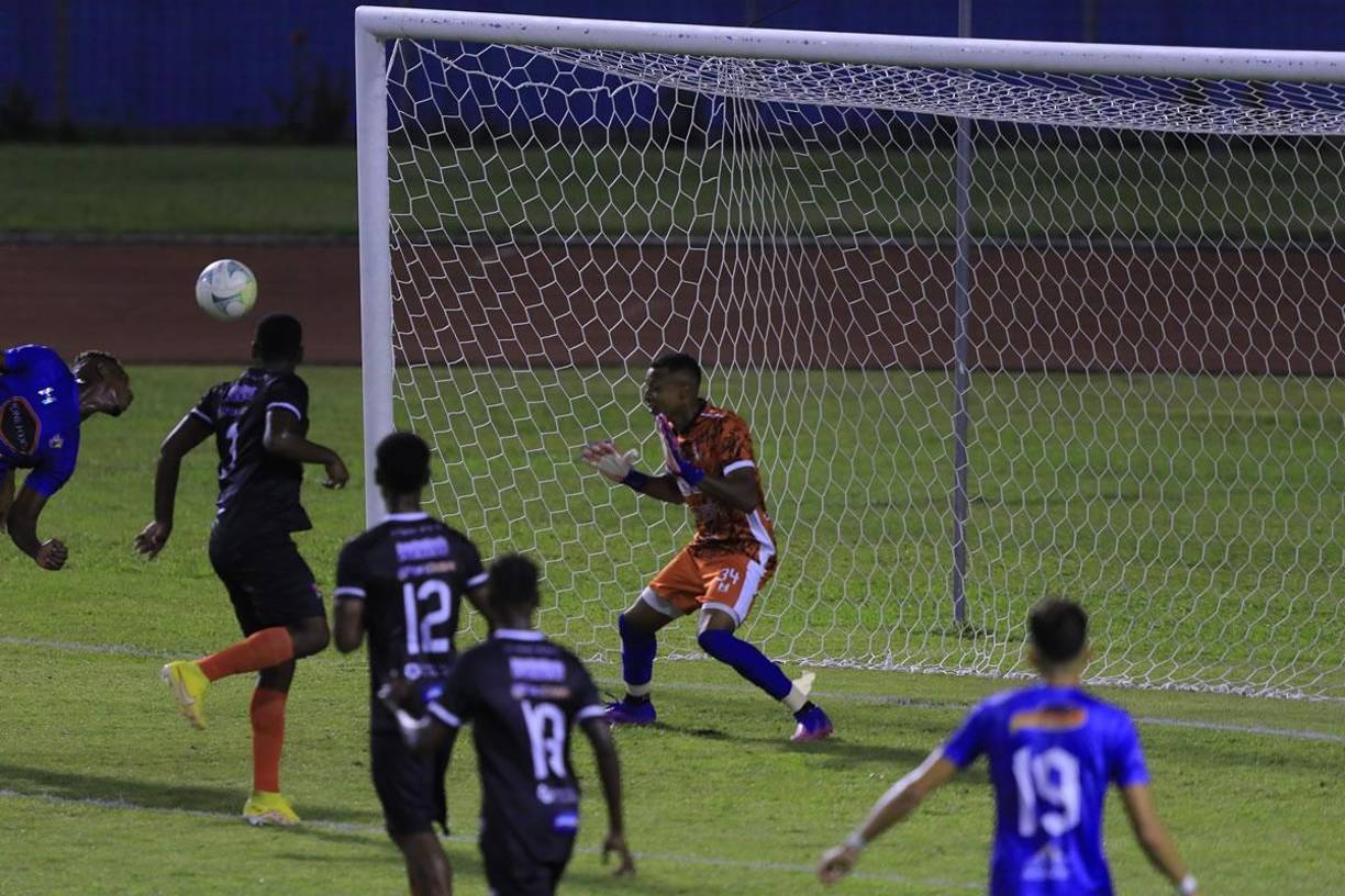 El colombiano Andrés Rentería conectó así de cabeza para marcar el 2-0 contra el Villanueva FC.