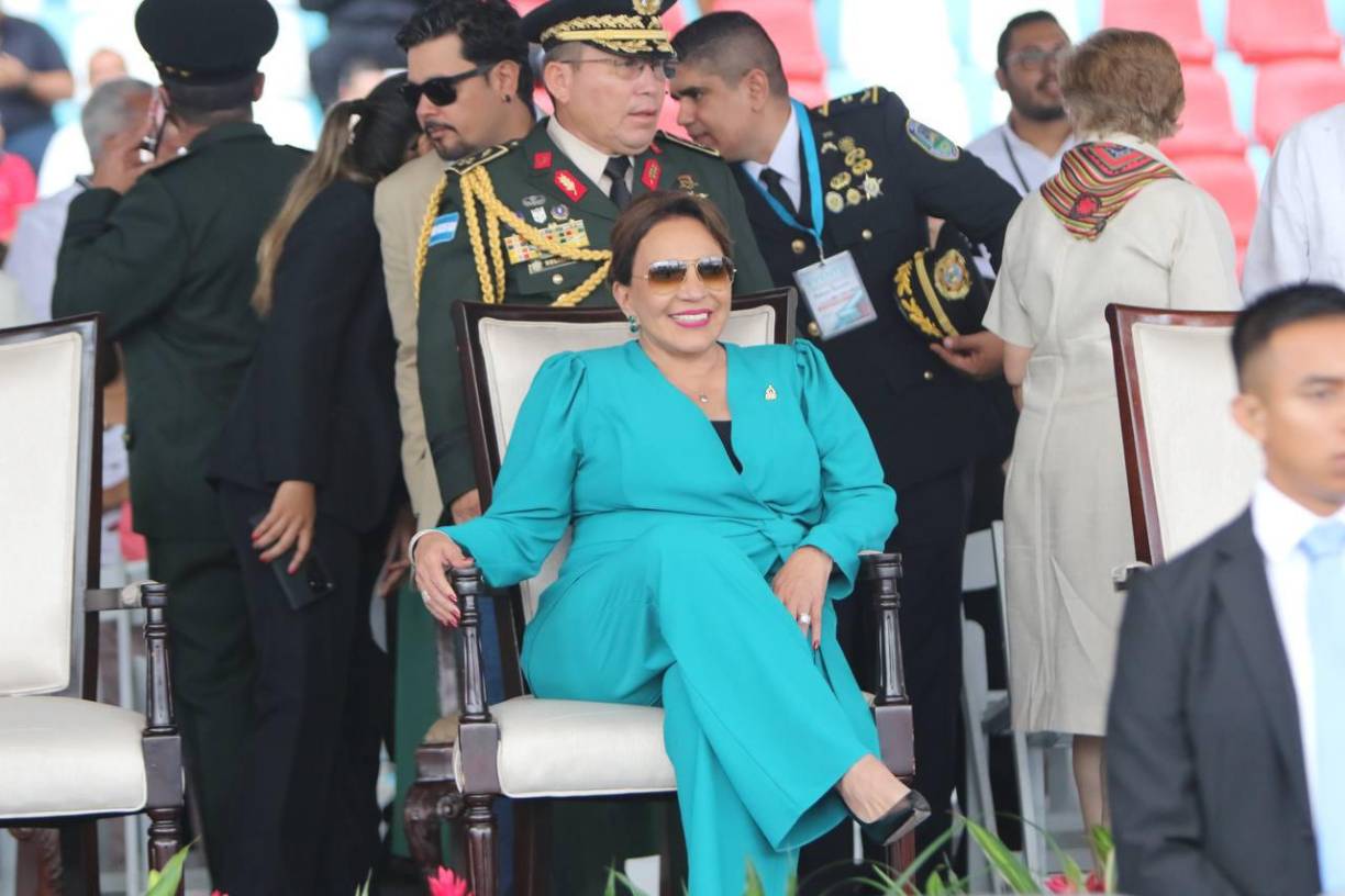 De su lado, contrario al blanco hueso que lució Rixi Moncada, la presidenta Xiomara Castro optó por un atuendo de color azul turquesa. 