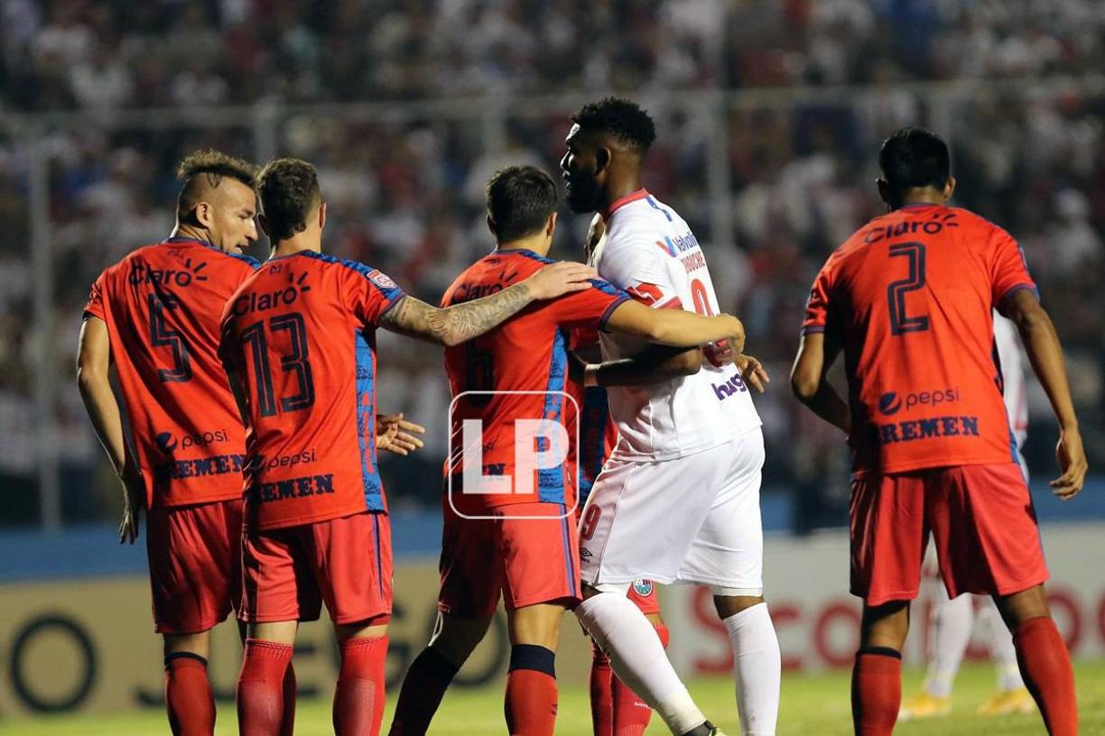 Así sujetaban los defensores del Municipal al delantero hondureño Jorge Benguché.