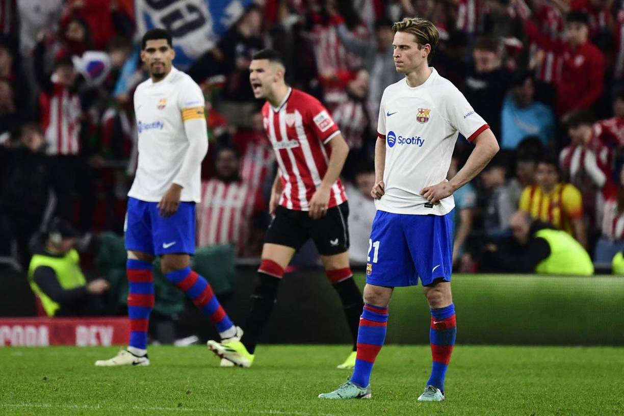 La cara de decepción de Frenkie de Jong tras el gol de Oihan Sancet.