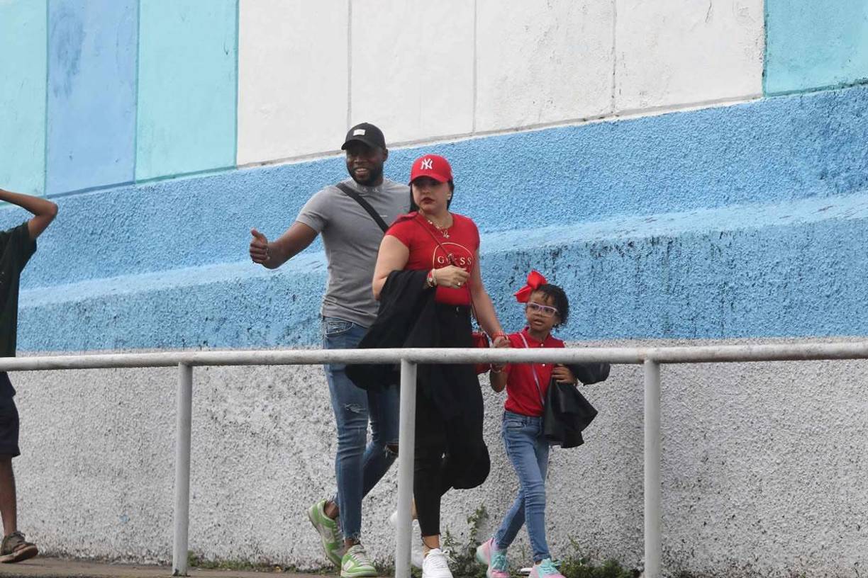 Yustin Arboleda, de baja por un lesión, llegó acompañado de su esposa Paula Vivas y su hija al Estadio Nacional Chelato Uclés.