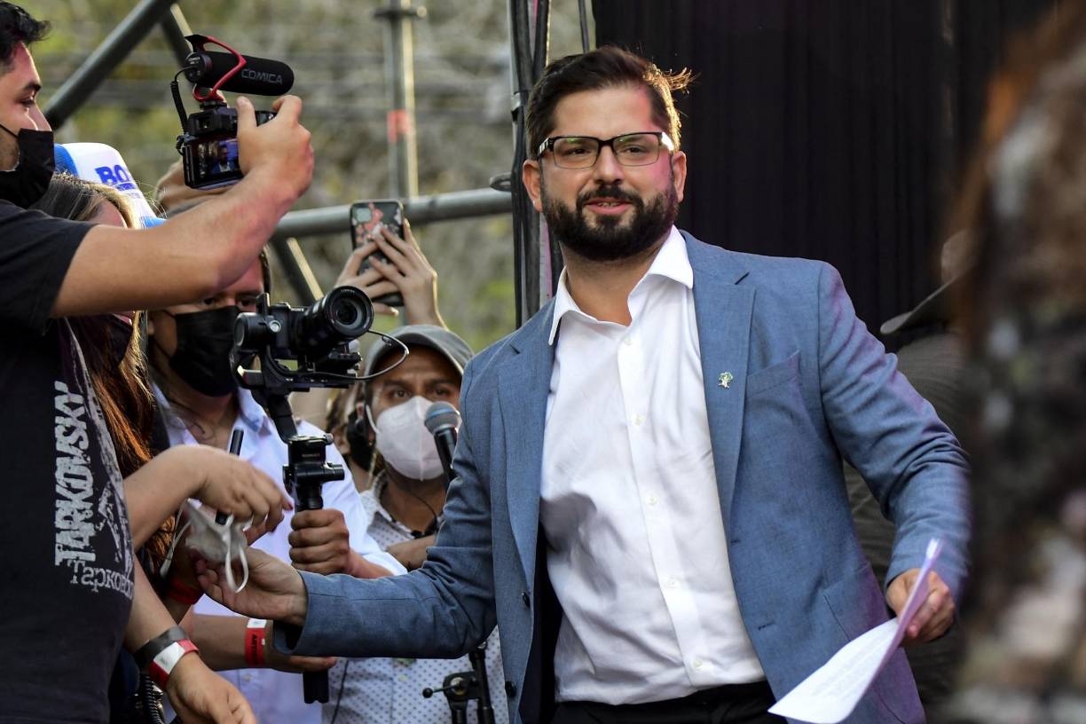 Inició la carrera hacia La Moneda (sede gubernamental) con 35 años, la edad mínima para postularse, y asumirá el cargo en marzo de 2022 con 35 años (nació el 11 de febrero de 1986), convirtiéndose en el presidente mas joven de la historia chilena y superando a quien ostentaba hasta hora el récord, Manuel Blanco Encalada (julio 1826-septiembre 1826). “Es un recambio generacional que no solo sucede aquí. Es un fenómeno mundial, mucho más allá de Boric”, dijo a Efe Valentina Rosas, analista de la Universidad Católica.