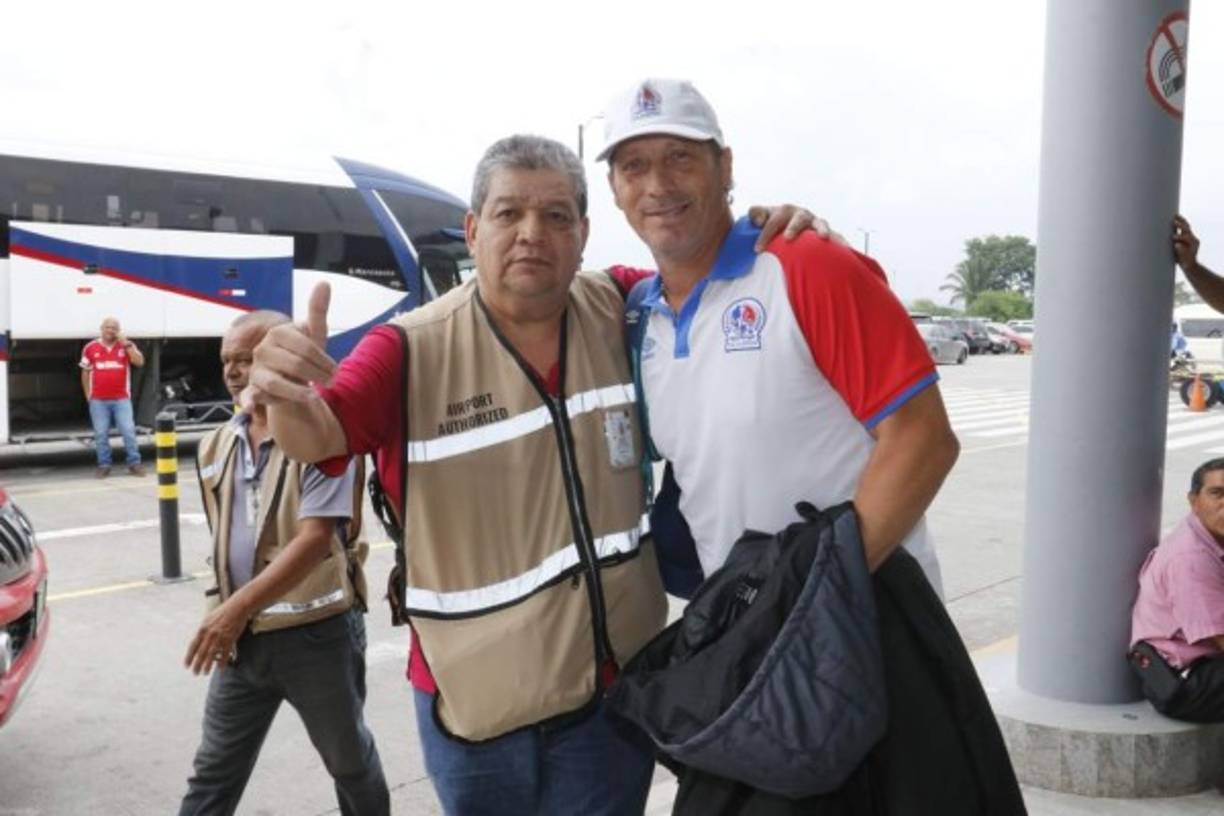 Un empleado del aeropuerto Ramón Villeda Morales no perdió la oportunidad de tomarse una foto con Pedro Troglio.
