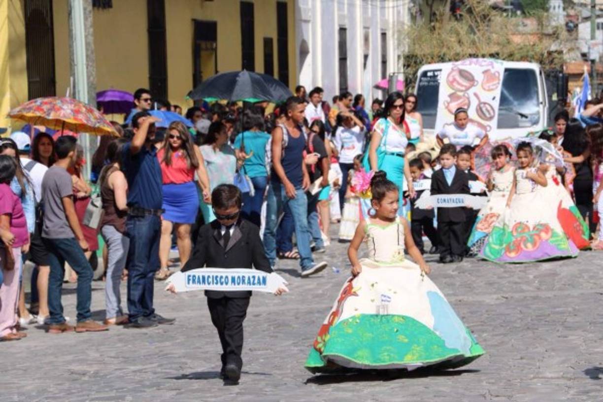 Destacaron entre los desfiles con presentación de niñas que utilizaron vestidos pintados a mano.