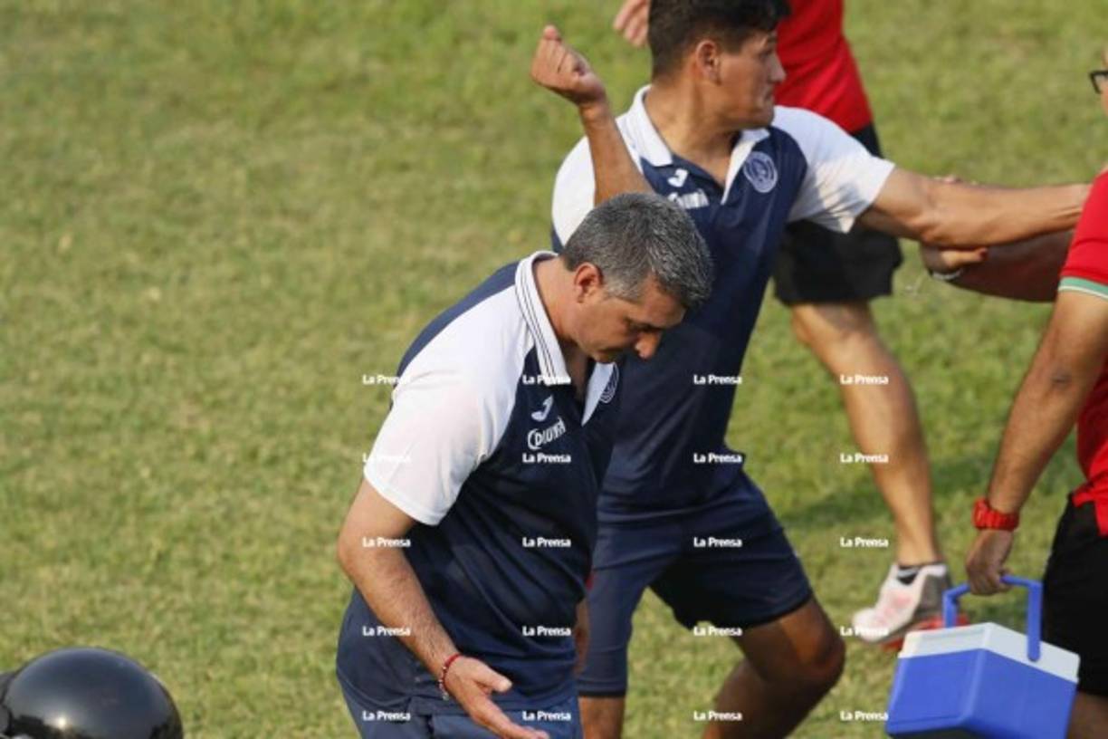 En el fondo de la imagen se observa como Hugo Caballero, preparador de porteros del Motagua, le lanza golpes al médico del Marathón por tirarle el objeto a Diego Vázquez.