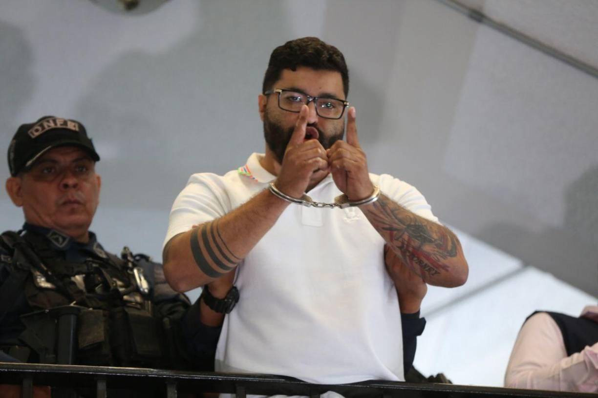 “Soy el trofeo de esta lucha, de esta lucha falsa contra la criminalidad organizada”, indicó escuetamente Vallecillo a los periodistas, luego de comparecer a una audiencia de prueba anticipada de testigo protegido, de la que luego fue sacado, según sus afirmaciones.