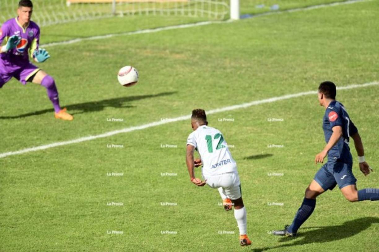 Luego Jeancarlo Vargas sacó este zurdazo para vencer a Jonathan Rougier y marcar un golazo. Pero el árbitro Erick Andino anuló el tanto por posible mano. Se armó la polémica en el Puerto.