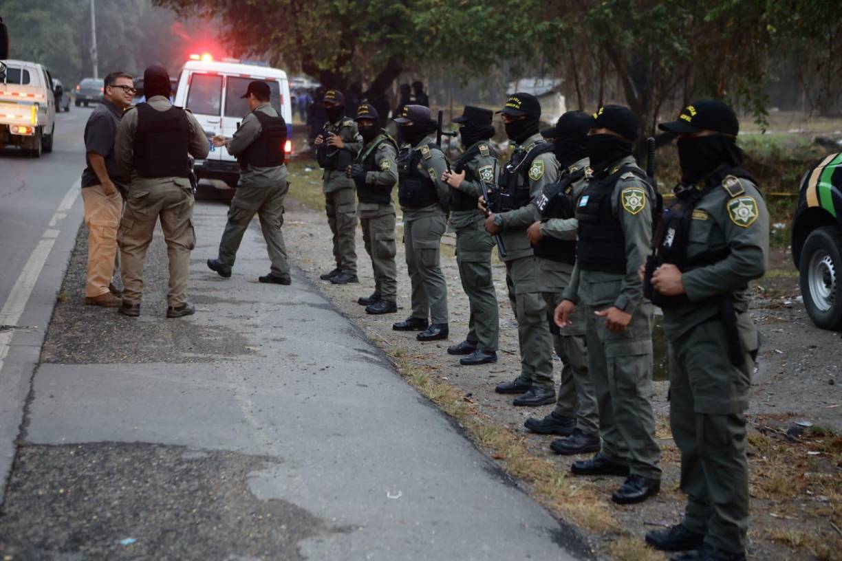 Hasta efectivos de la Policía Municipal de San Pedro Sula han llegado a la zona para sumarse a las acciones de la Policía Nacional y Antimotines. 