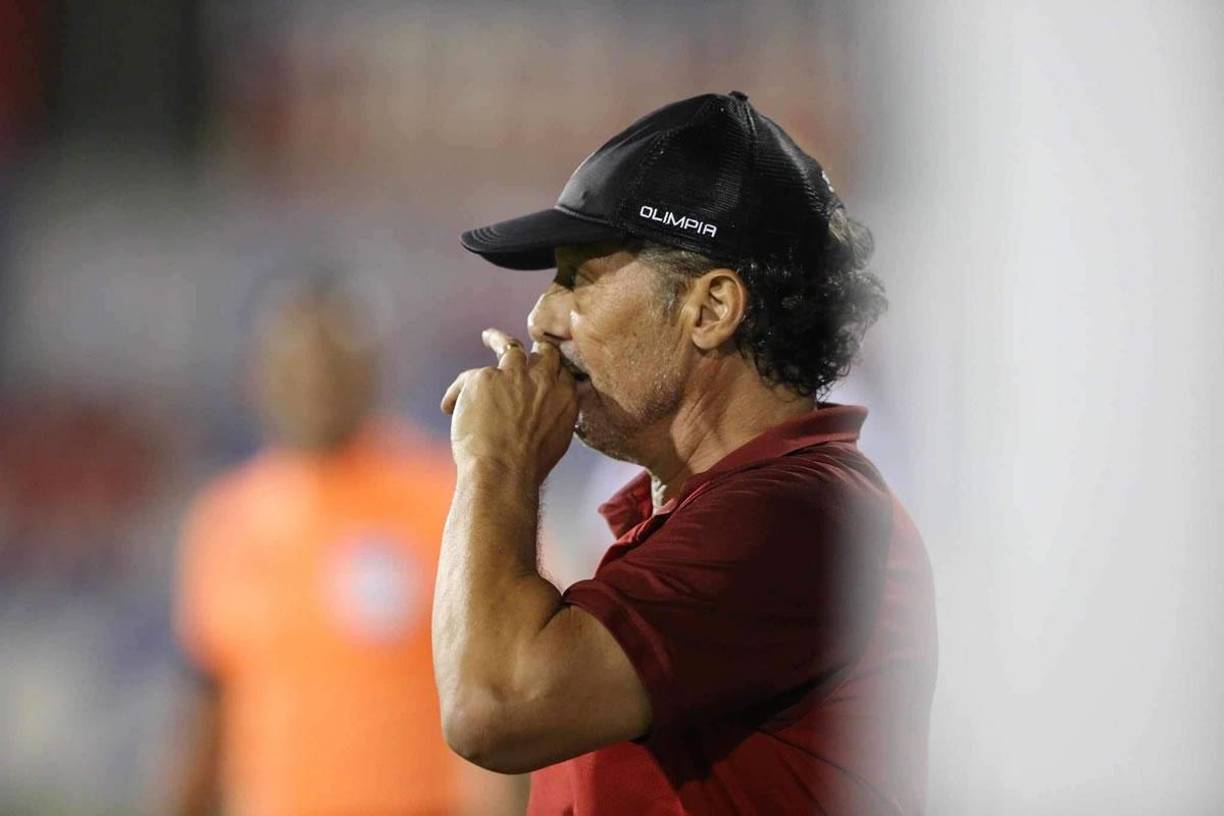 Pedro Troglio se mostró preocupado en los últimos minutos del partido en los que el Marathón apretó más en busca del gol de la clasificación.