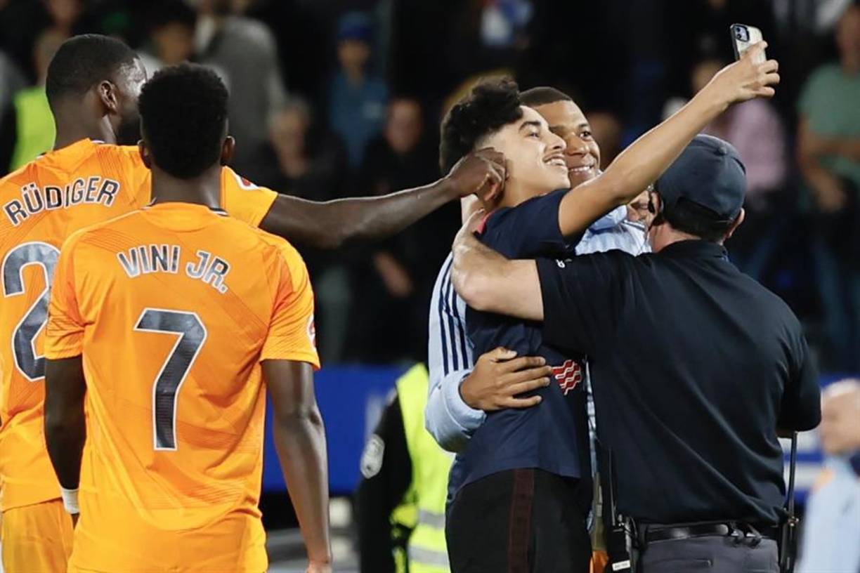 Aunque la seguridad lo intentó detener, el francés se tomó el tiempo para la selfie con el hincha. Rudiger también hizo de las suyas. 