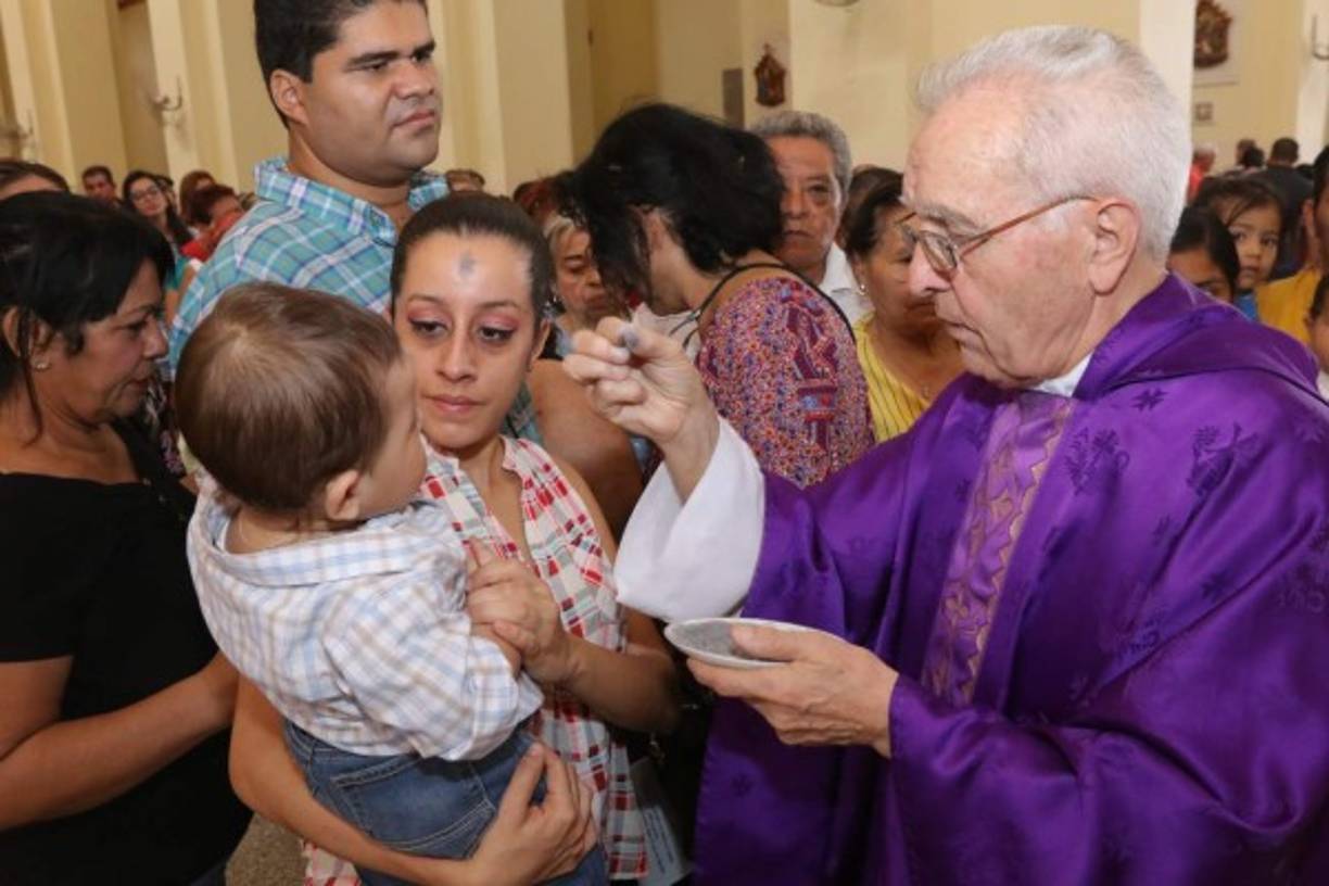 El padre Raúl invitó a la población a orar por la familia.