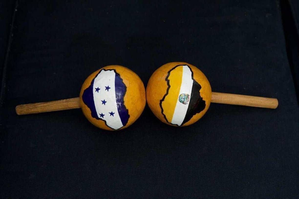 En las manos llevará dos maracas, una con la bandera de Honduras y otra con la bandera Garífuna. “Rose me pidió implementar el corazón de su patria, plasmando ambas banderas, la garífuna y la de su bello país Honduras”, dijo Alonso Máximo.